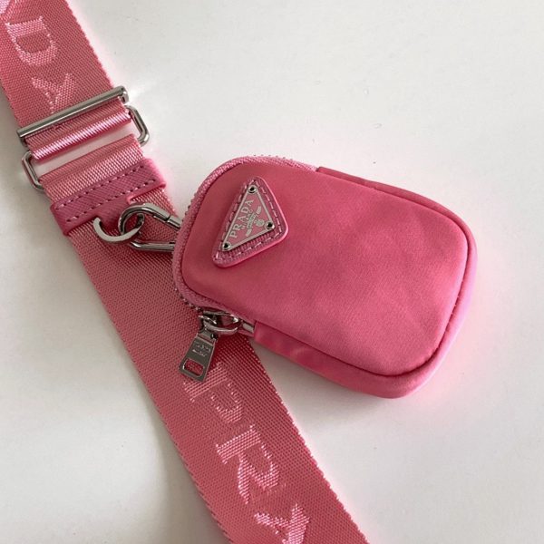 Contrefaçon sac bandoulière Prada Re-Edition en rose – Image 9