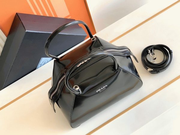 Réplique sac Prada Supernova petit modèle à poignée en cuir noir brossé – Image 4