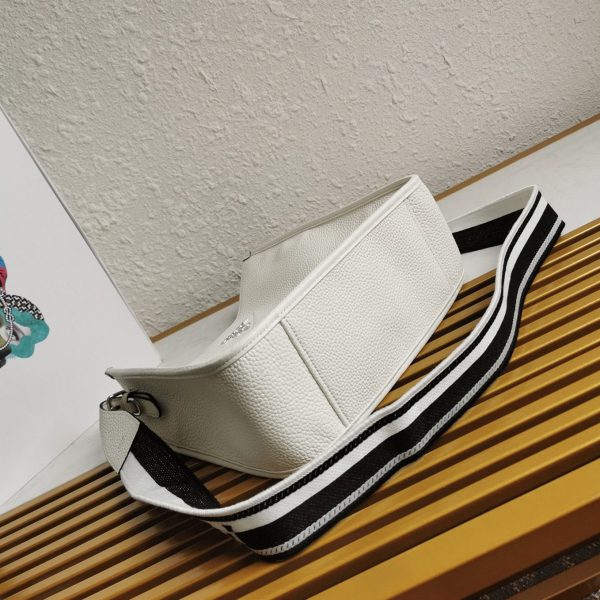 Contrefaçon sac Prada Hobo en blanc – Image 5