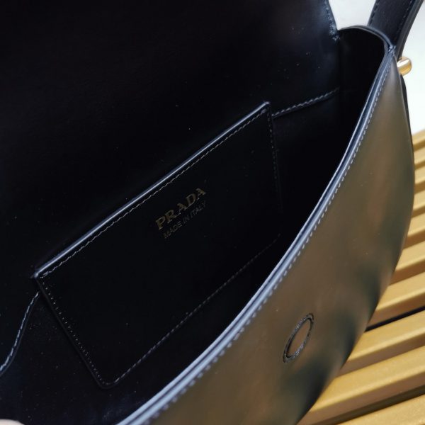 Fausse version du sac Prada Arqué avec rabat en noir – Image 7