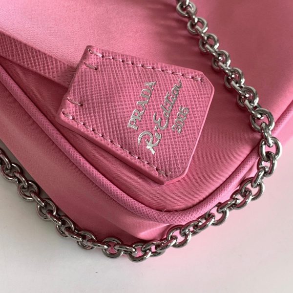 Contrefaçon sac bandoulière Prada Re-Edition en rose – Image 7