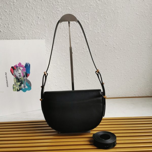 Fausse version du sac Prada Arqué avec rabat en noir – Image 6