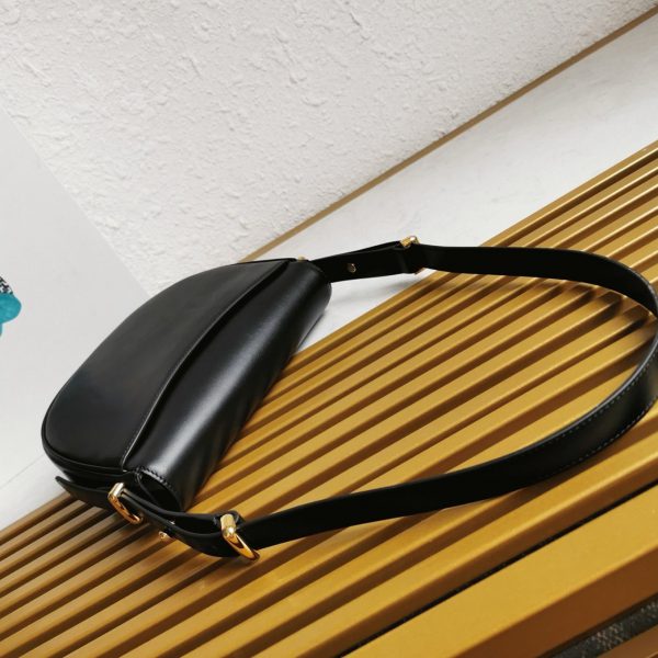 Fausse version du sac Prada Arqué avec rabat en noir – Image 5