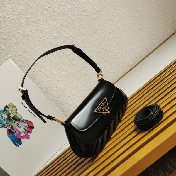 Faux sac bandoulière Prada en noir – Image 5