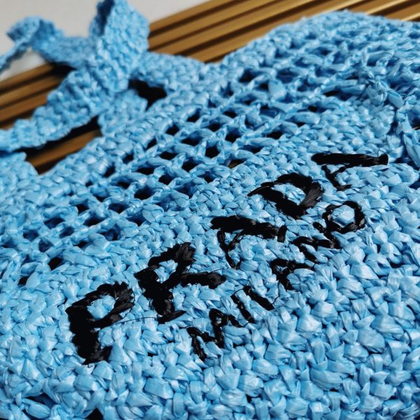 Contrefaçon petit cabas Prada en raphia tressé bleu – Image 8