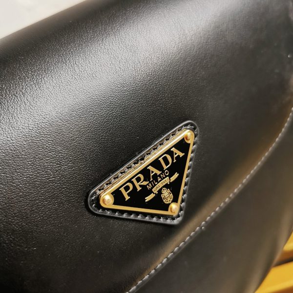 Fausse version du sac Prada Arqué avec rabat en noir – Image 4