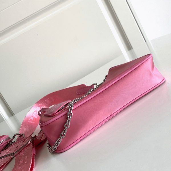 Contrefaçon sac bandoulière Prada Re-Edition en rose – Image 3