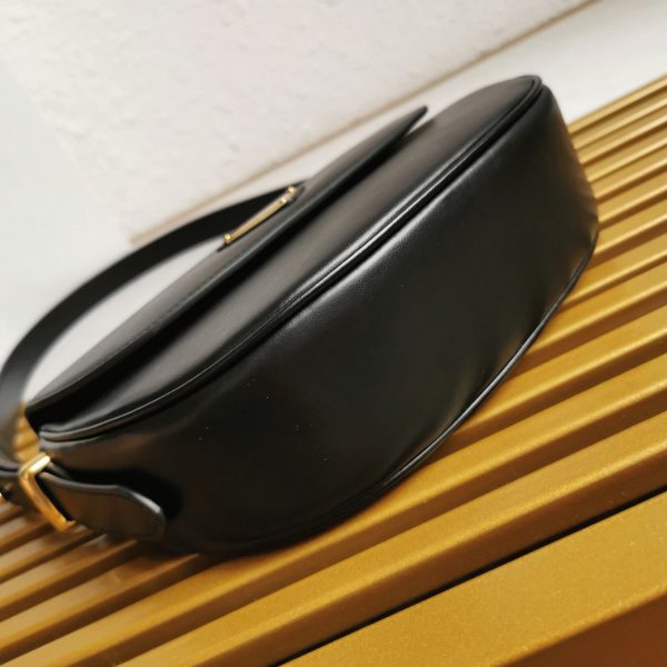 Fausse version du sac Prada Arqué avec rabat en noir – Image 3