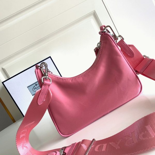 Contrefaçon sac bandoulière Prada Re-Edition en rose – Image 2