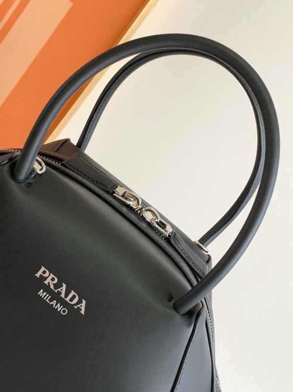 Faux sac Prada Supernova petit modèle à poignée en cuir noir – Image 6