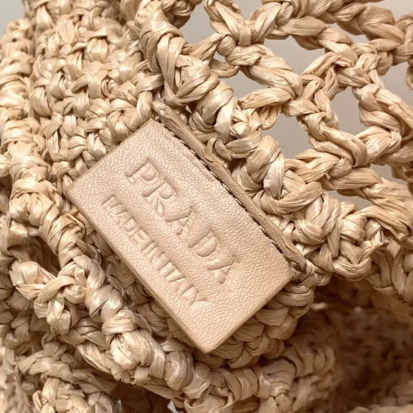 Faux petit cabas Prada en raphia tressé beige – Image 4