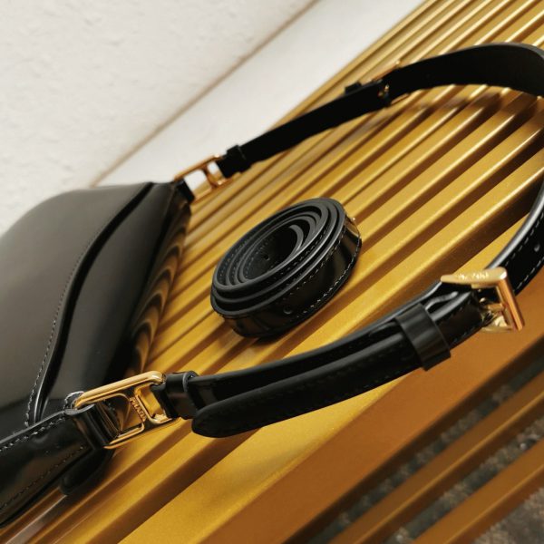Faux sac bandoulière Prada en noir – Image 2