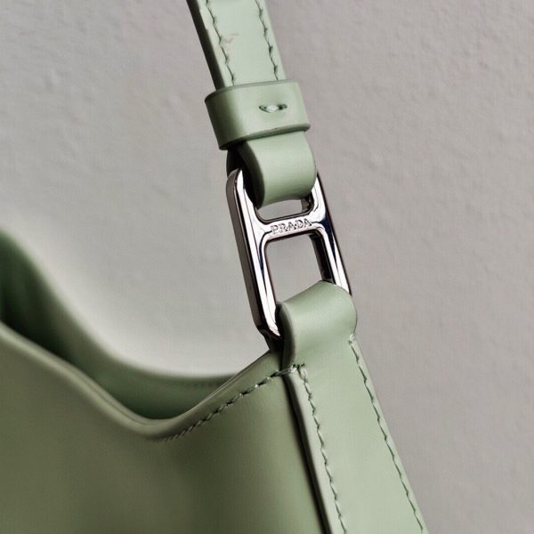 Contrefaçon sac Prada Cleo petit modèle en aqua – Image 4