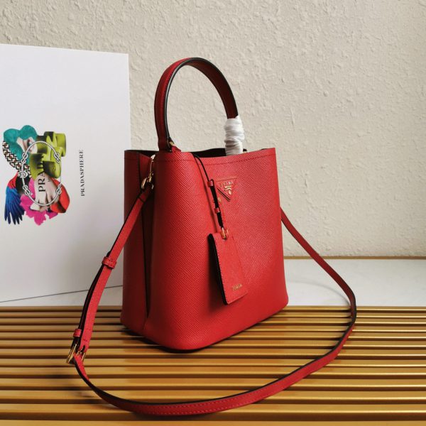 Faux panier Prada moyen modèle en rouge – Image 10
