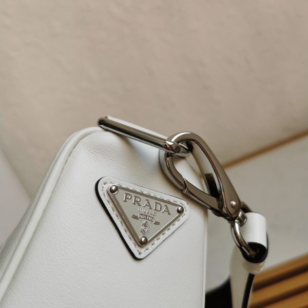 Faux sac bandoulière Prada Triangle en blanc – Image 10