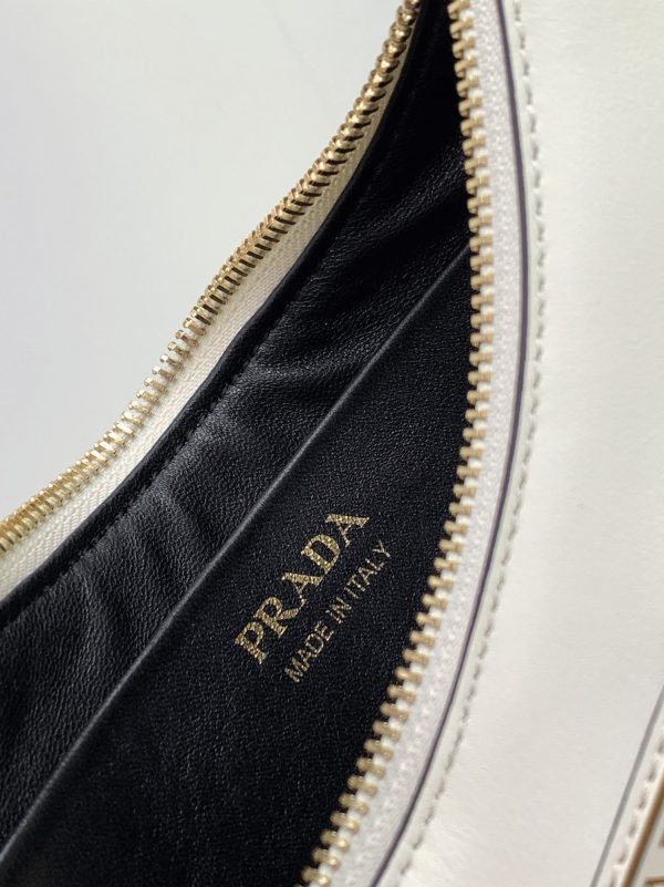 Contrefaçon du sac Prada Arqué format épaule en blanc – Image 9