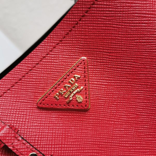 Faux panier Prada moyen modèle en rouge – Image 9