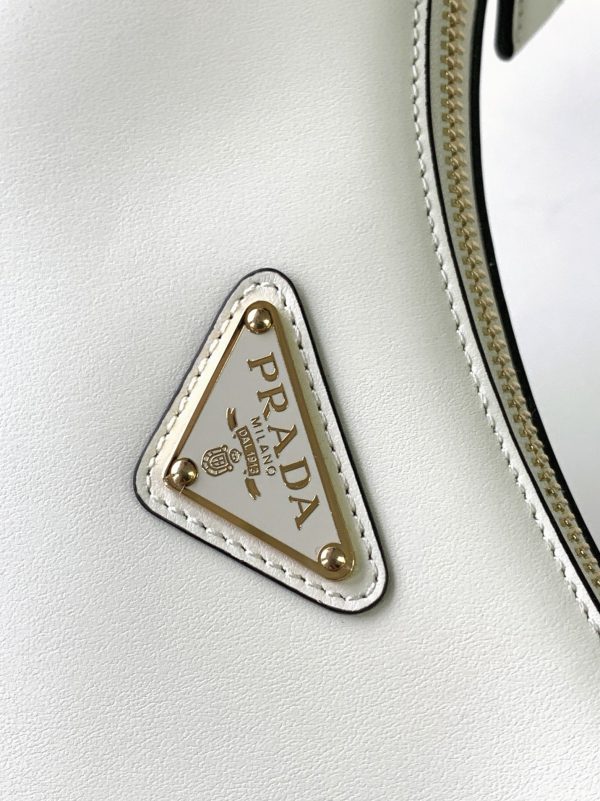 Contrefaçon du sac Prada Arqué format épaule en blanc – Image 7
