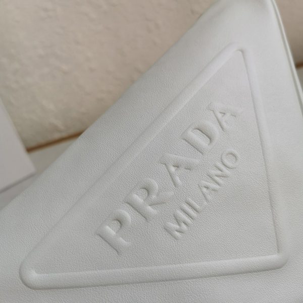 Faux sac bandoulière Prada Triangle en blanc – Image 7