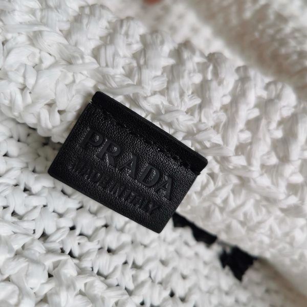 Faux petit cabas Prada en fil effet raphia blanc (crochet) – Image 4