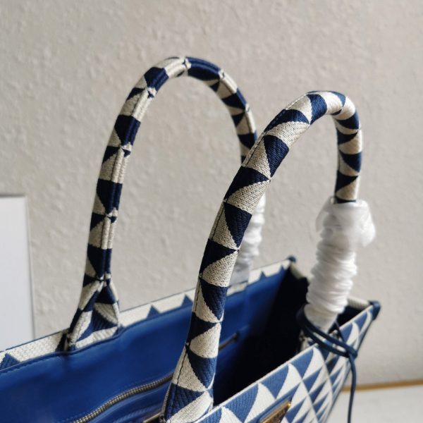 Faux grand sac Prada Symbole en tissu jacquard blanc/bleu – Image 6