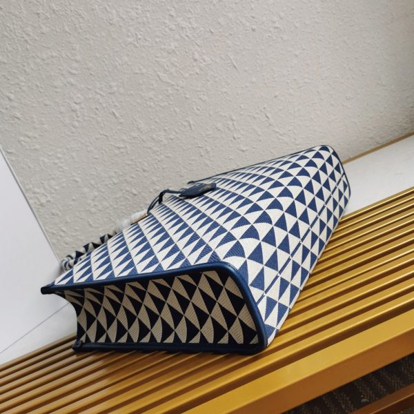 Faux grand sac Prada Symbole en tissu jacquard blanc/bleu – Image 4