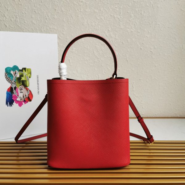Faux panier Prada moyen modèle en rouge – Image 6
