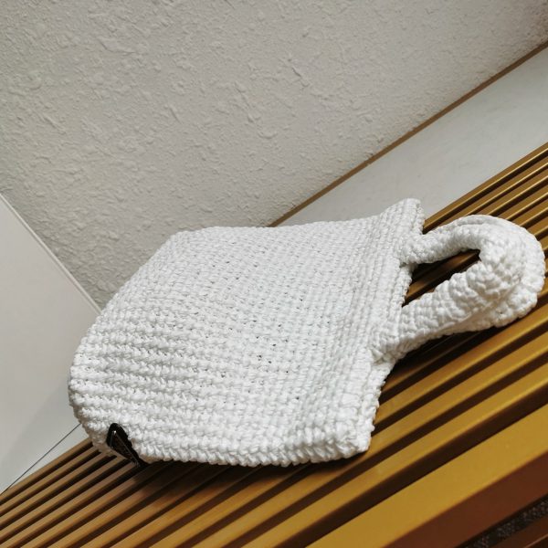 Faux petit cabas Prada en fil effet raphia blanc (crochet) – Image 3