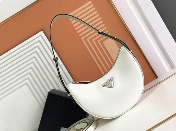 Contrefaçon du sac Prada Arqué format épaule en blanc – Image 4