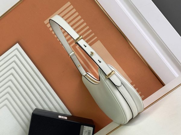 Contrefaçon du sac Prada Arqué format épaule en blanc – Image 3
