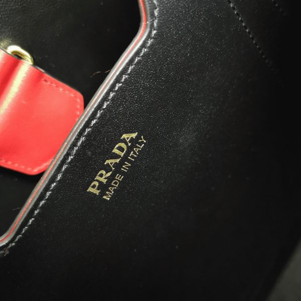 Faux panier Prada moyen modèle en rouge – Image 4