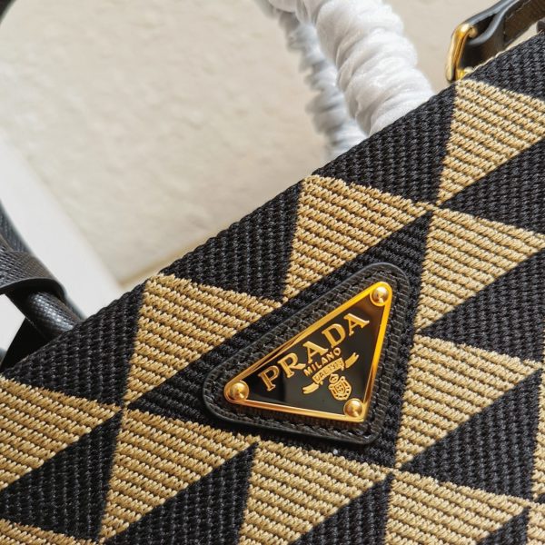 Faux micro sac Prada Symbole en tissu jacquard noir/beige – Image 4