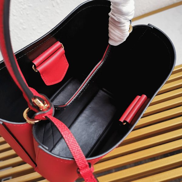 Faux panier Prada moyen modèle en rouge – Image 3