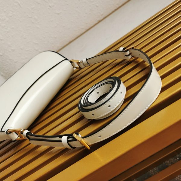 Contrefaçon sac bandoulière Prada en blanc – Image 3