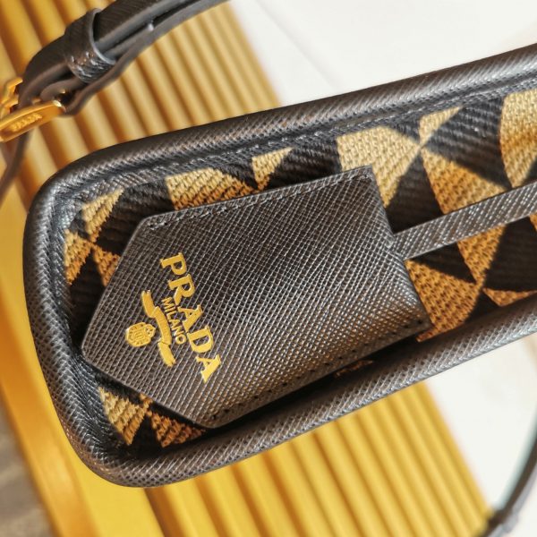 Faux micro sac Prada Symbole en tissu jacquard noir/beige – Image 2