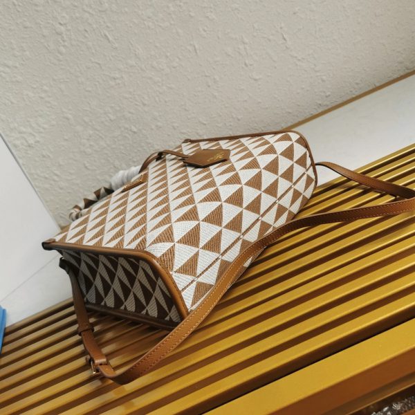 Contrefaçon petit sac Prada Symbole en tissu jacquard blanc/marron – Image 6