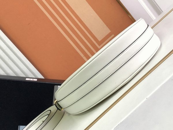 Contrefaçon du sac Prada Arqué format épaule en blanc – Image 2