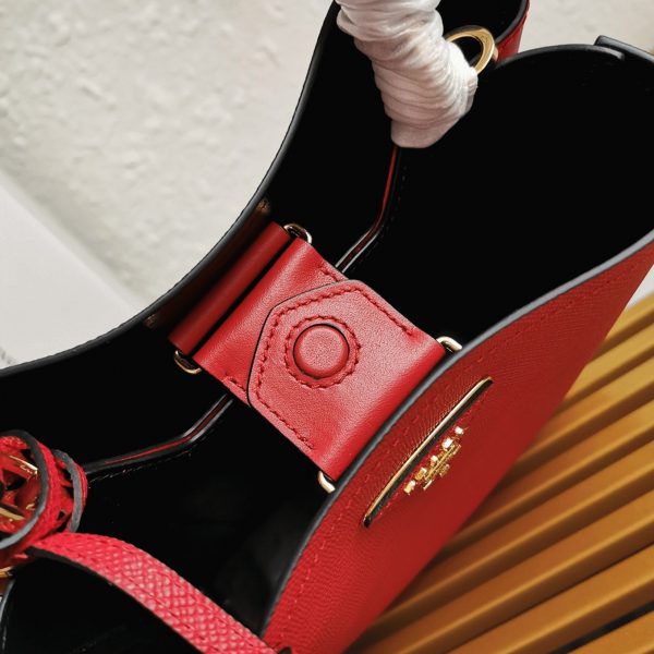 Faux panier Prada moyen modèle en rouge – Image 2