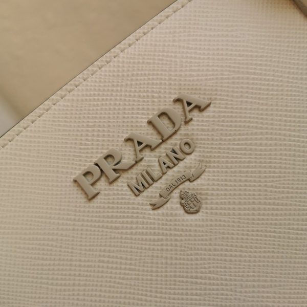 Faux sac Prada Monochrome moyen modèle en blanc – Image 10