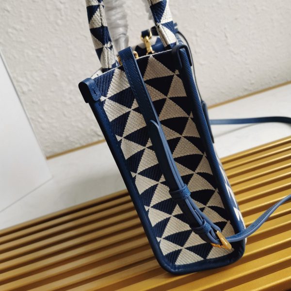 Contrefaçon petit sac Prada Symbole en tissu jacquard blanc/bleu – Image 10