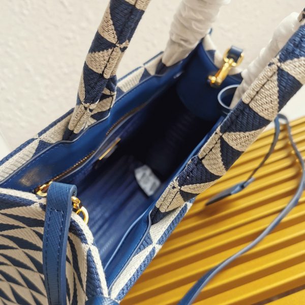 Contrefaçon petit sac Prada Symbole en tissu jacquard blanc/bleu – Image 7