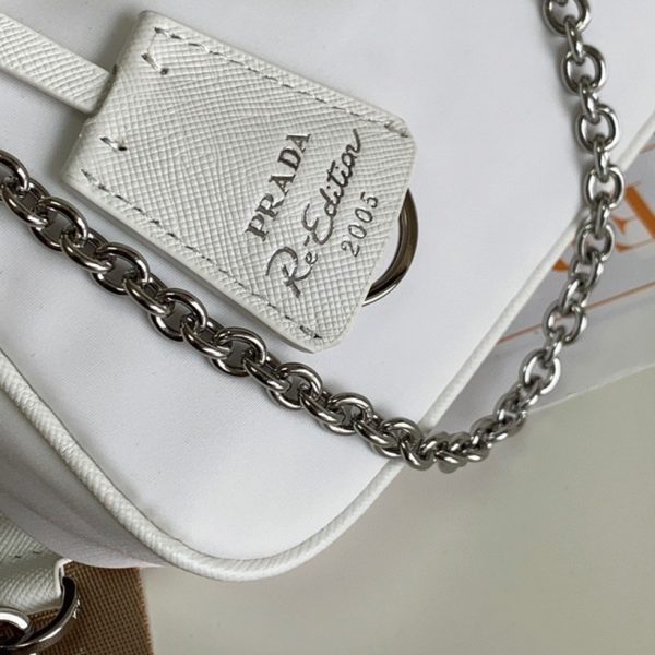 Contrefaçon sac bandoulière Prada Re-Edition en blanc – Image 10