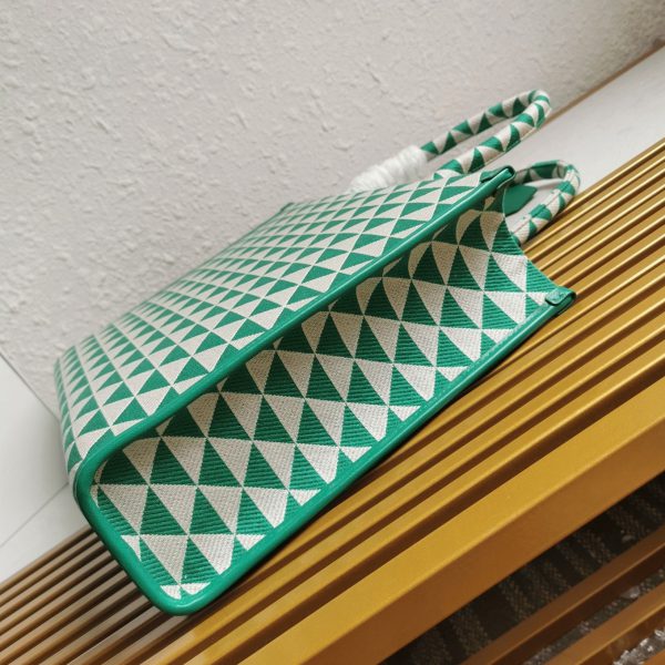 Faux grand sac Prada Symbole en tissu jacquard vert/blanc – Image 6
