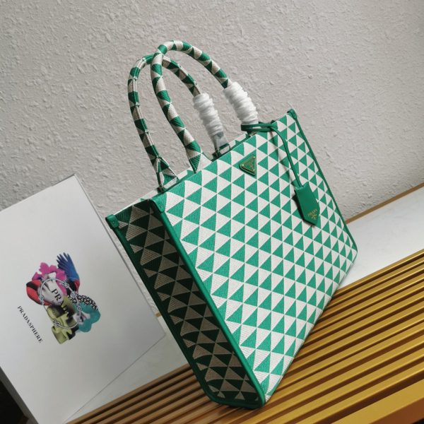 Faux grand sac Prada Symbole en tissu jacquard vert/blanc – Image 2