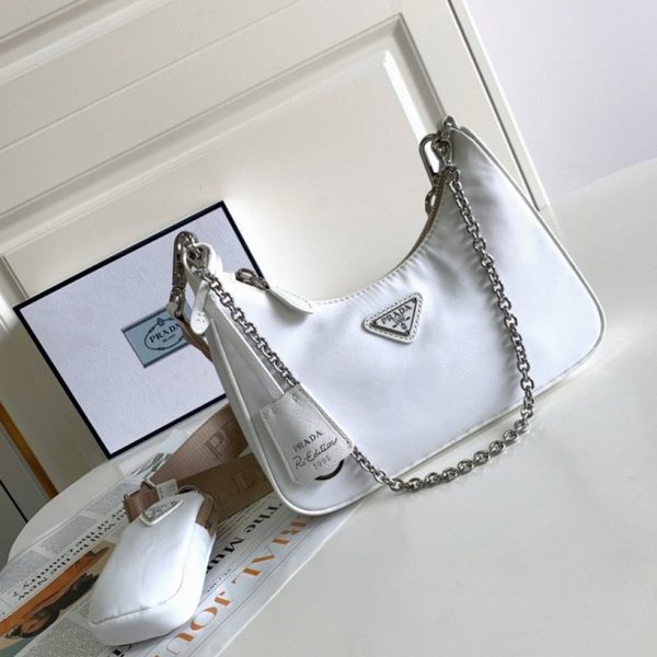 Contrefaçon sac bandoulière Prada Re-Edition en blanc – Image 9