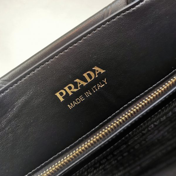 Faux petit sac Prada Symbole avec surpiqûres en noir – Image 6