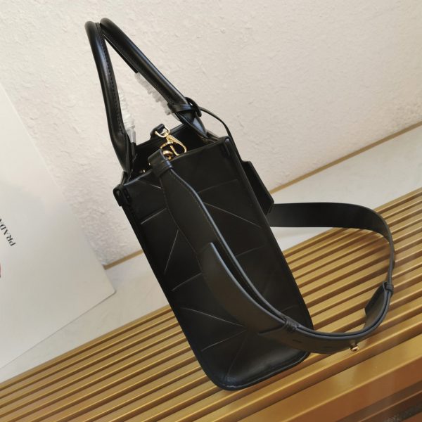 Faux petit sac Prada Symbole avec surpiqûres en noir – Image 5