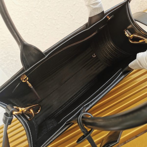 Faux petit sac Prada Symbole avec surpiqûres en noir – Image 4