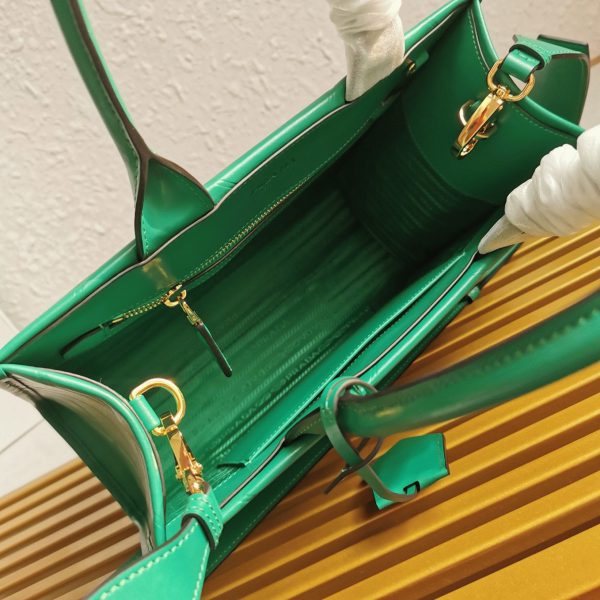 Contrefaçon petit sac Prada Symbole avec surpiqûres en vert – Image 9