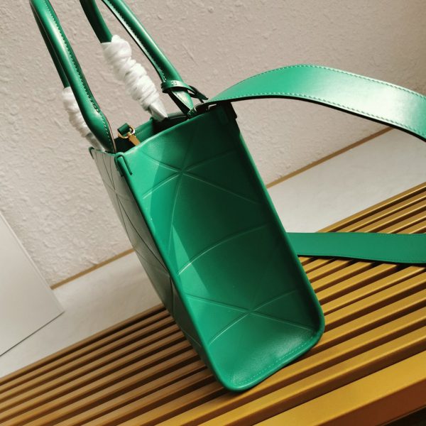 Contrefaçon petit sac Prada Symbole avec surpiqûres en vert – Image 7